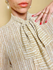 Camicia sartoriale in seta panna fantasia beige con nastro a collo