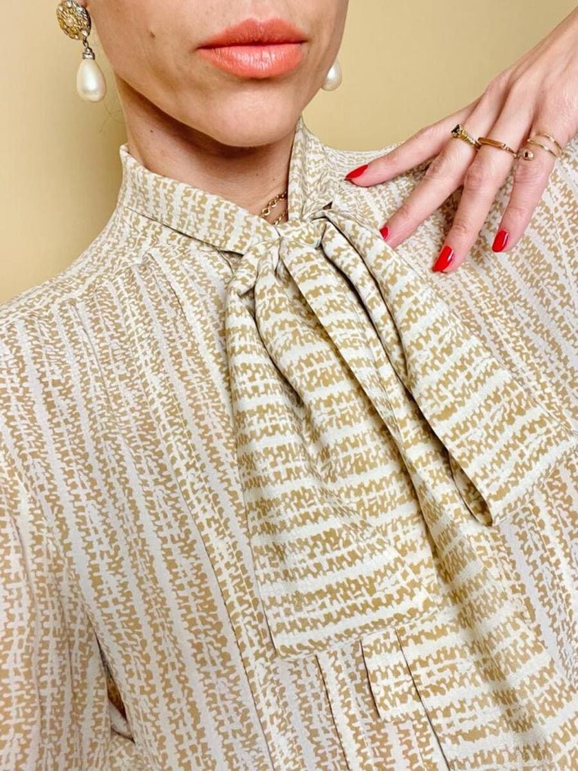 Camicia sartoriale in seta panna fantasia beige con nastro a collo