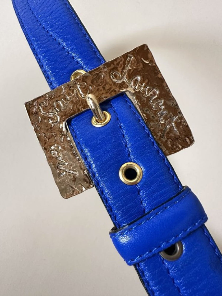 Cintura vintage Yves Saint Laurent in pelle bluette con fibbia gioiello dorata
