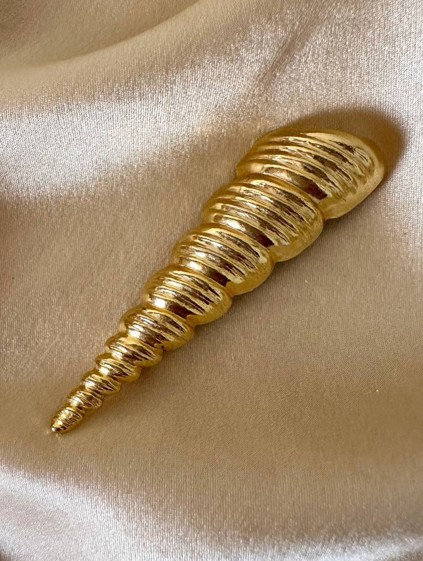 Spilla dorata a forma di conchiglia Turritella