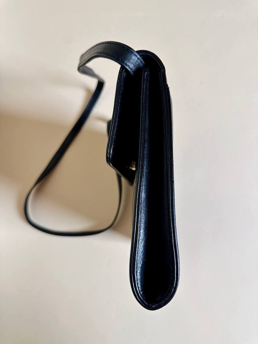 Borsa a tracolla modello a busta in pelle nera “Valentino”