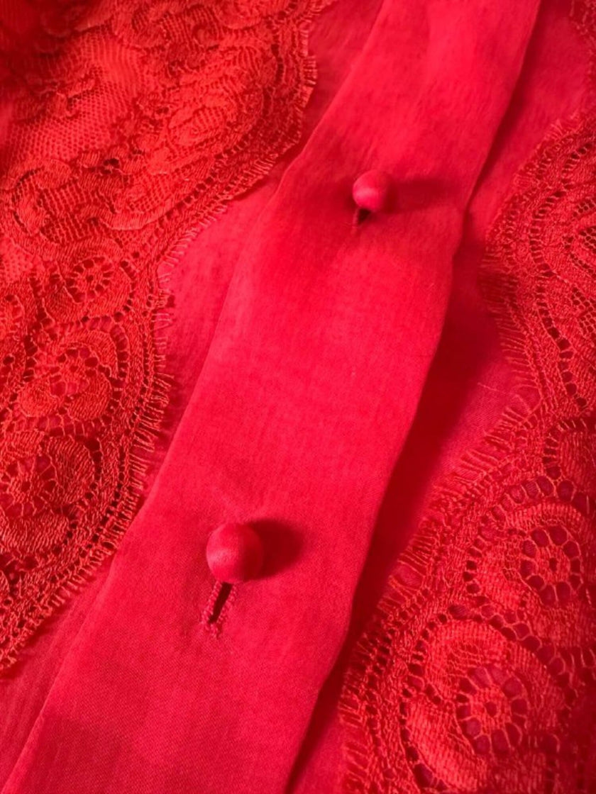 Camicia sartoriale in pizzo chantilly e organza di seta rossa