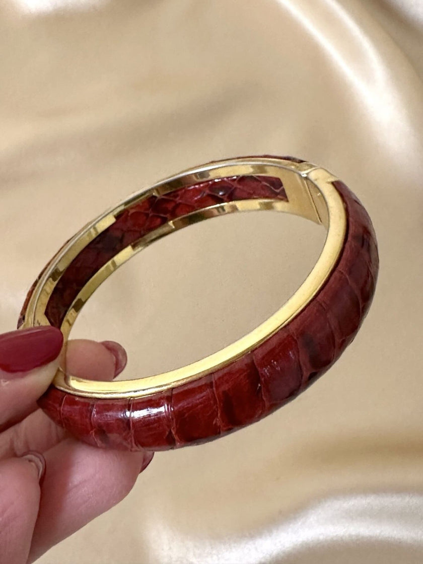 Bracciale vintage rigido in metallo dorato e pelle di serpente rossa