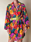 Oversized-Hemd mit buntem Blumenmuster und goldenen Knöpfen