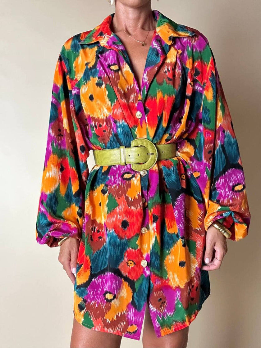 Oversized-Hemd mit buntem Blumenmuster und goldenen Knöpfen