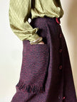 Gonna sartoriale A-Line in lana bouclé grigio antracite e rosso con bottoni in pelle