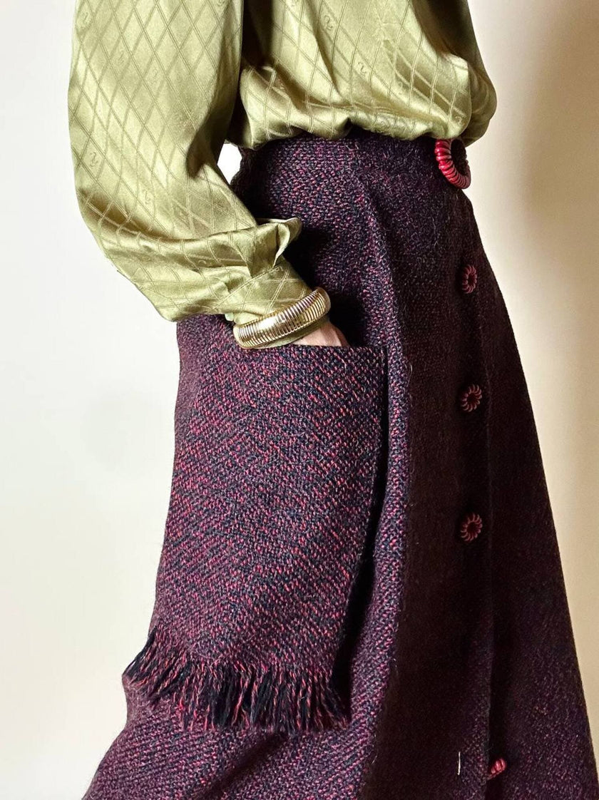 Gonna sartoriale A-Line in lana bouclé grigio antracite e rosso con bottoni in pelle