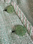Tailleur sartoriale haute couture in tweed verde acqua marina con maxi bottoni gioiello