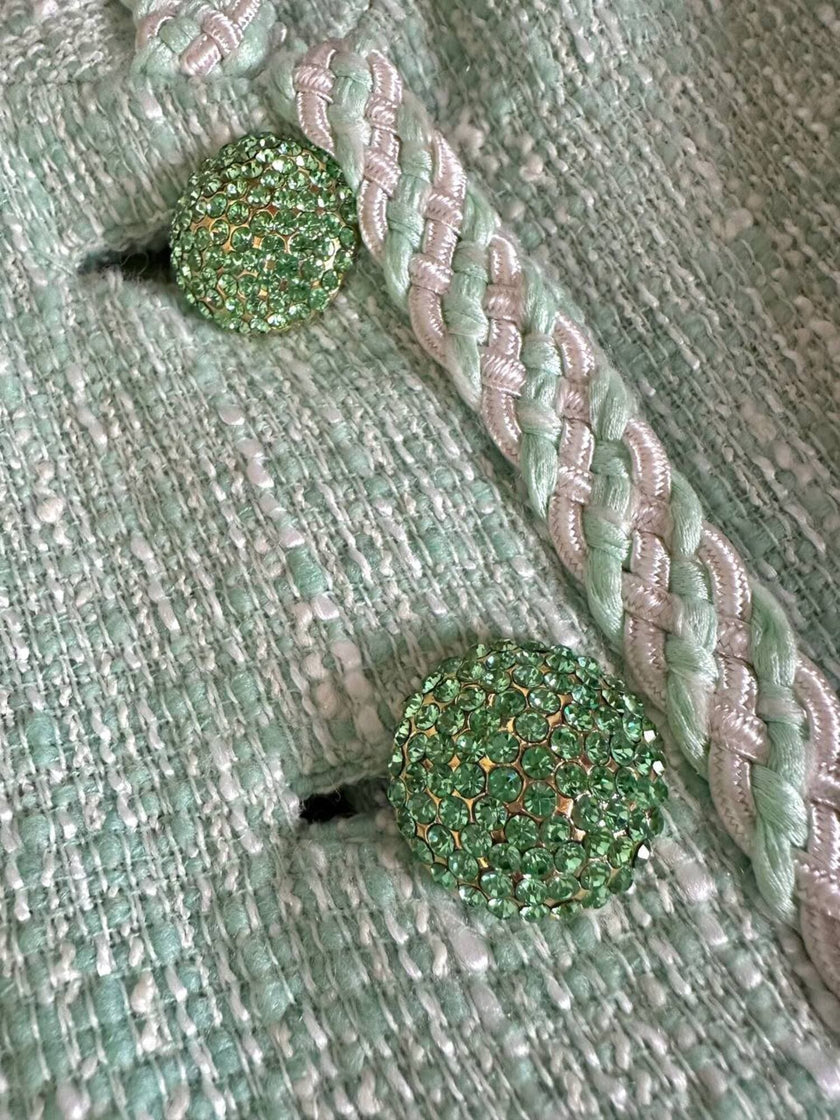Tailleur sartoriale haute couture in tweed verde acqua marina con maxi bottoni gioiello