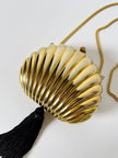 Clutch vintage Scheilan realizzata in metallo oro a forma di conchiglia con maxi nappa couture