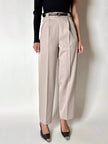 Pantalone vintage in fresco di lana greige con pince e abbottonatura su ambo i lati