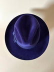 Cappello Fedora vintage blu lapislazzuli con cinta canneté tono tu tono realizzato in feltro di lapin