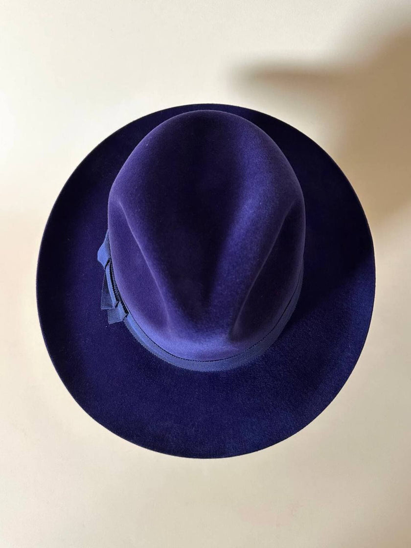 Cappello Fedora vintage blu lapislazzuli con cinta canneté tono tu tono realizzato in feltro di lapin