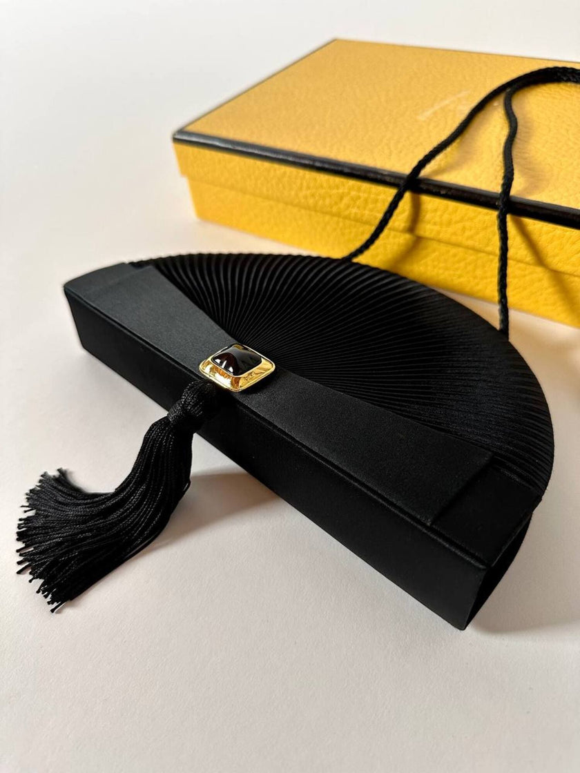 Pochette vintage Guy Laroche forma a ventaglio in raso nero con nappa couture