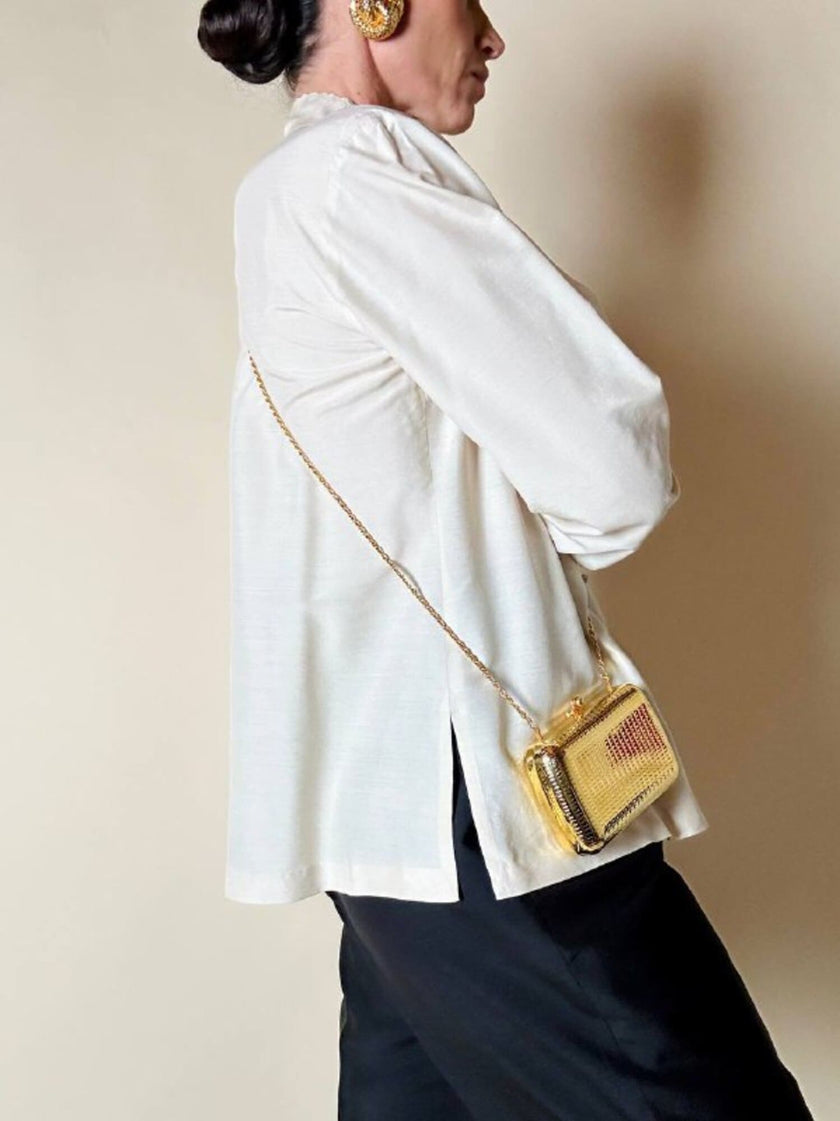 Chemise en soie ivoire brodée à la main avec de précieux brandebourgs