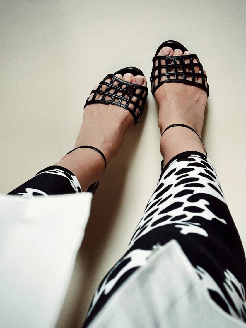 Sandali Yves Saint Laurent in pelle nera con tomaia a gabbia tacco a spillo e plateau – SS 2009