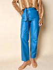 Pantalon en cuir bleu céruléen taille haute avec ceinture assortie