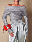 Maglia con spalle scoperte in tessuto micro plissè grigio argento