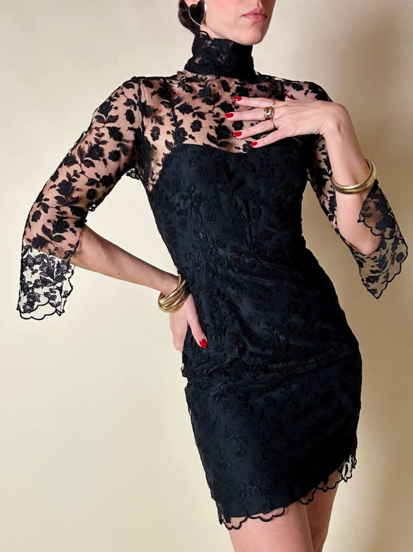Mini abito sartoriale in tulle nero con ricami floreali
