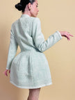 Tailleur sartoriale haute couture in tweed verde acqua marina con maxi bottoni gioiello