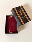 Portachiavi trifold Yves Saint Laurent in pelle rosso granata con dettagli dorati e logo YSL a caldo