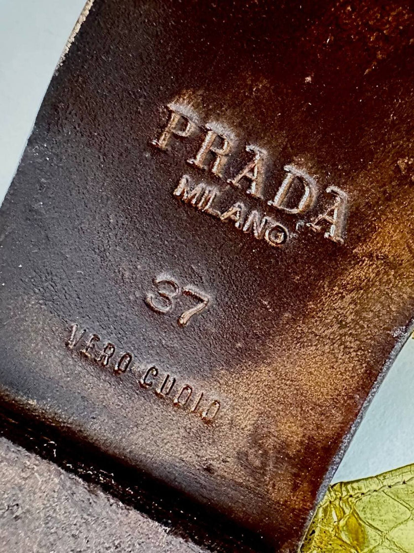 Sandali infradito vintage Prada in serpente oro con suola in cuoio marrone