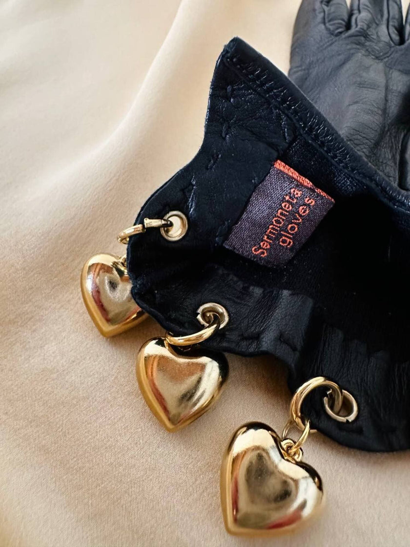 Guanti in pelle nera con charm dorati a forma di cuore “Sermoneta”