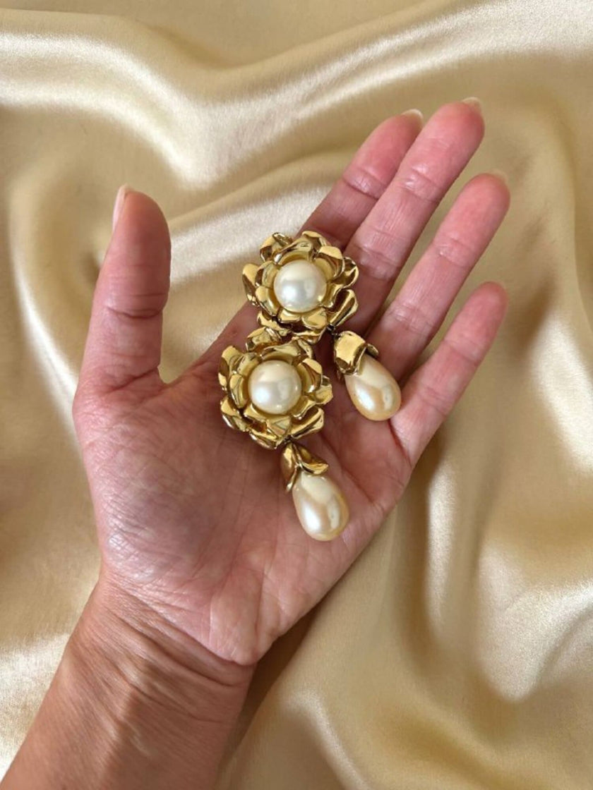 Clip dorate a forma di fiore con perle pendenti “Yves Saint Laurent”