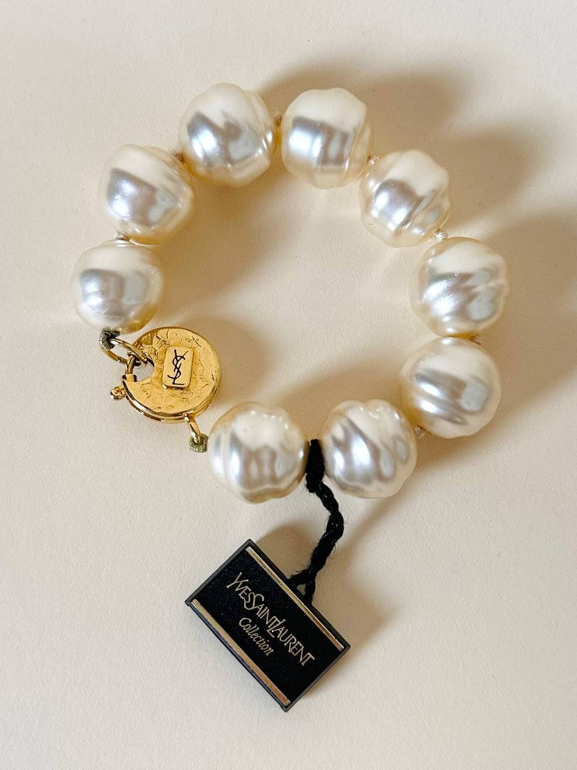 Bracciale di perle barocche con chiusura dorata “Yves Saint Laurent”