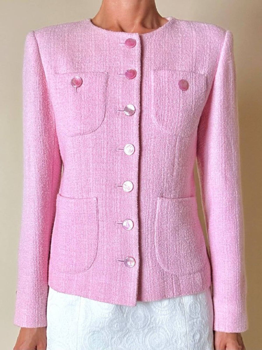 Blazer in lana bouclé rosa con bottoni gioiello logati in madreperla “Yves Saint Laurent”