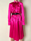 Abito longuette in raso di seta fucsia “Mulberry”