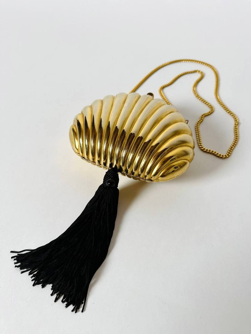 Clutch vintage Scheilan realizzata in metallo oro a forma di conchiglia con maxi nappa couture