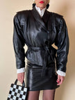 Biker vintage in pelle nera con cintura in vita e fodera couture
