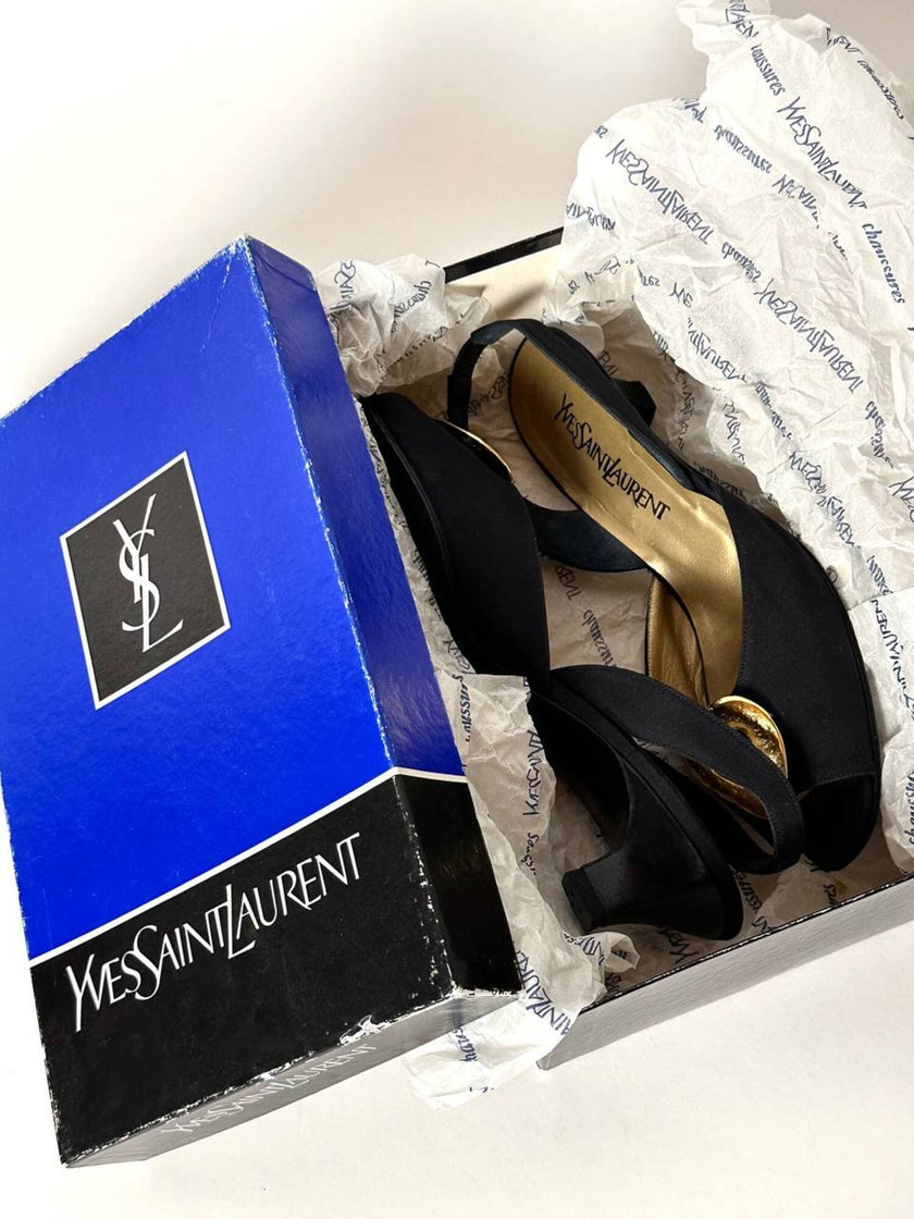 Sandali vintage Yves Saint Laurent in Crêpe de Chine nero con maxi cuori dorati