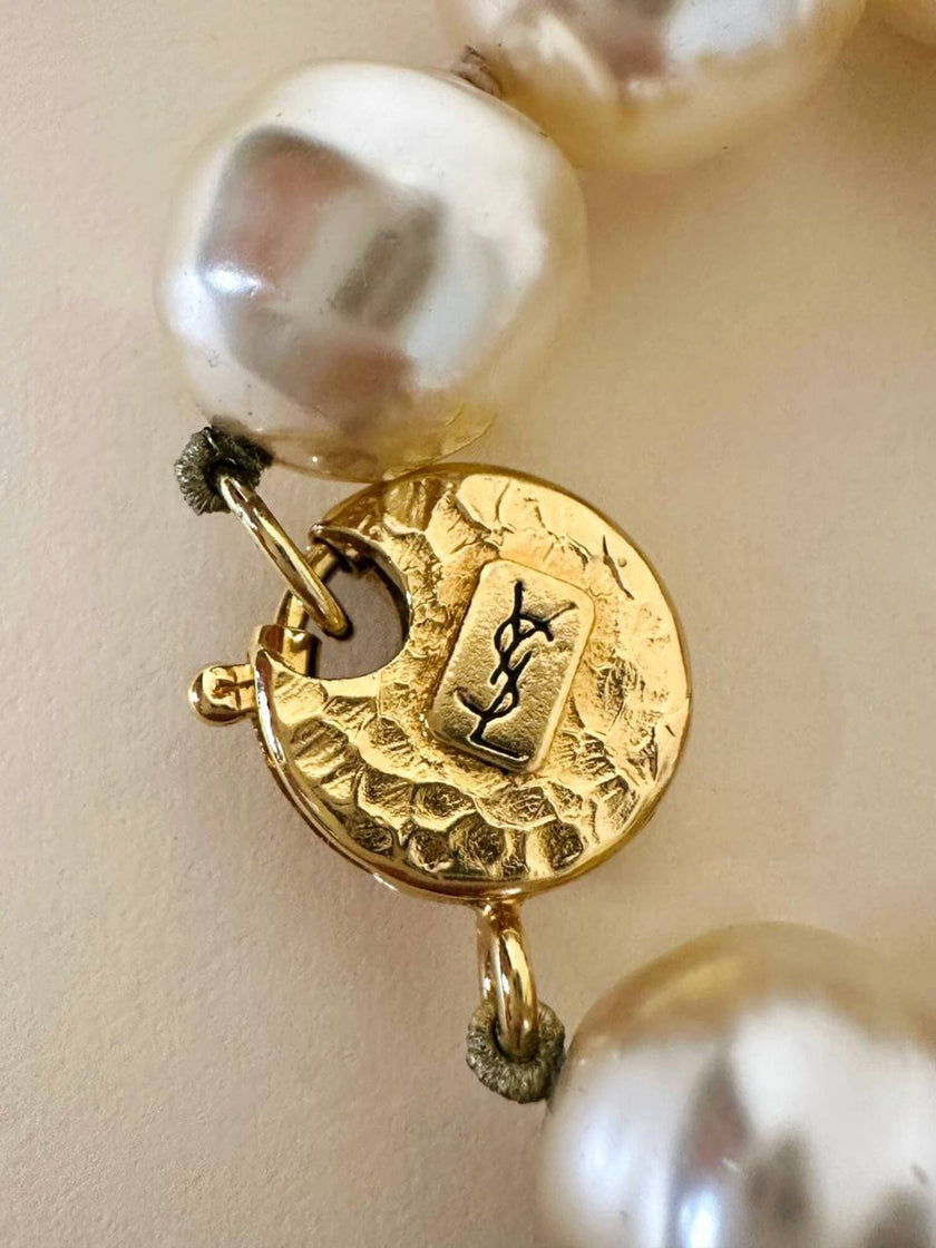 Bracciale di perle barocche con chiusura dorata “Yves Saint Laurent”
