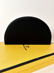 Pochette vintage Guy Laroche forma a ventaglio in raso nero con nappa couture