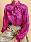 Camicia con fiocco al collo in raso di seta fucsia fantasia paisley