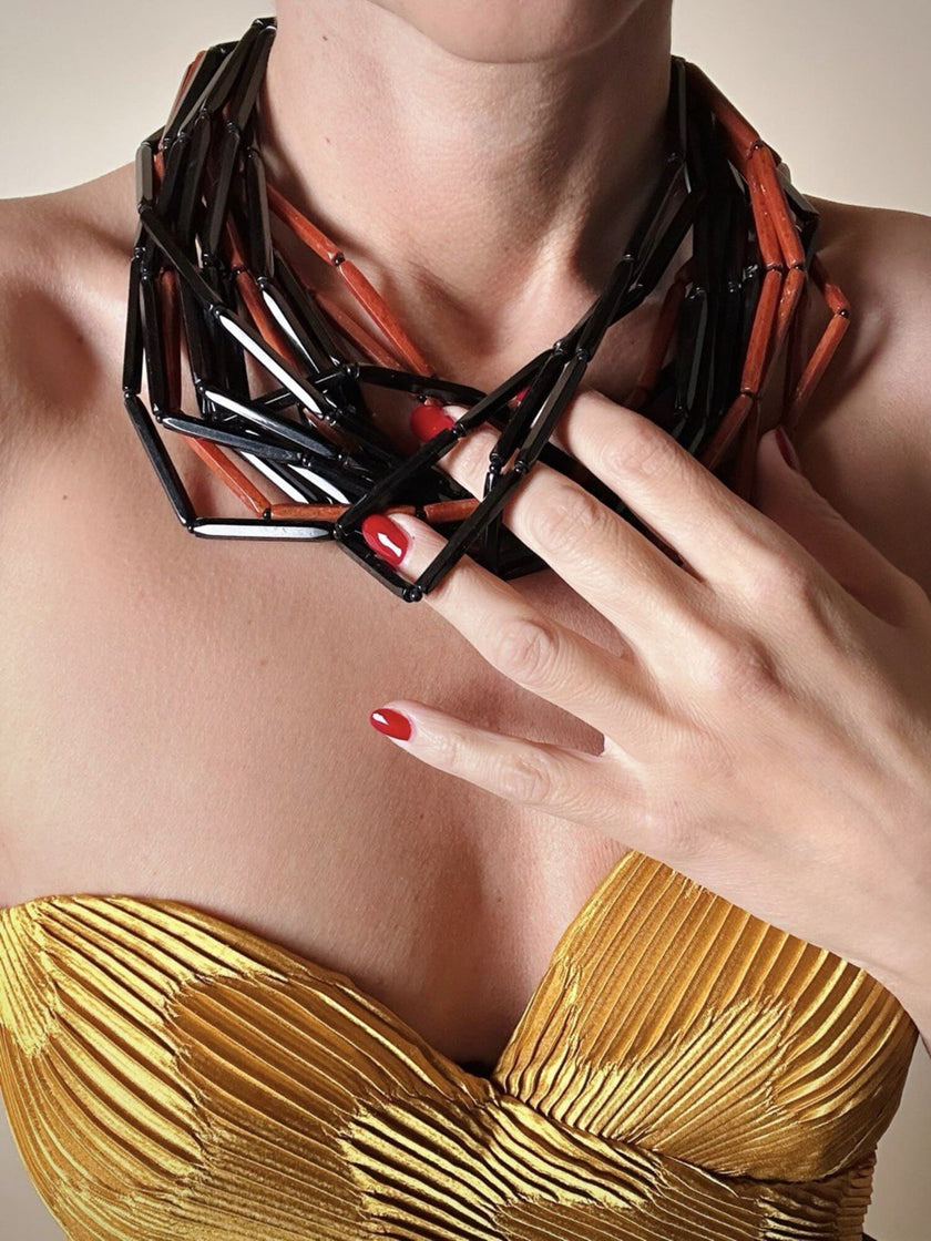 Collana multifilo in lucite Angela Caputi Giuggiù con moduli baguette sfaccettati neri e corallo