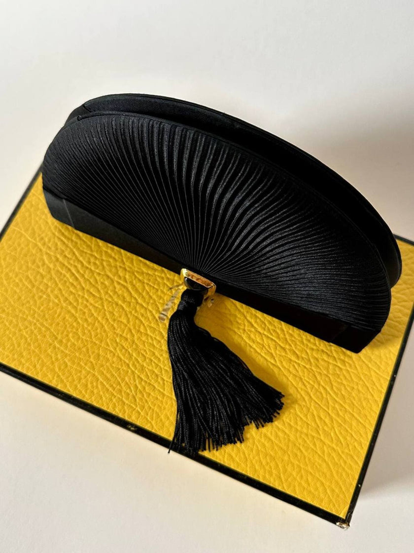 Pochette vintage Guy Laroche forma a ventaglio in raso nero con nappa couture