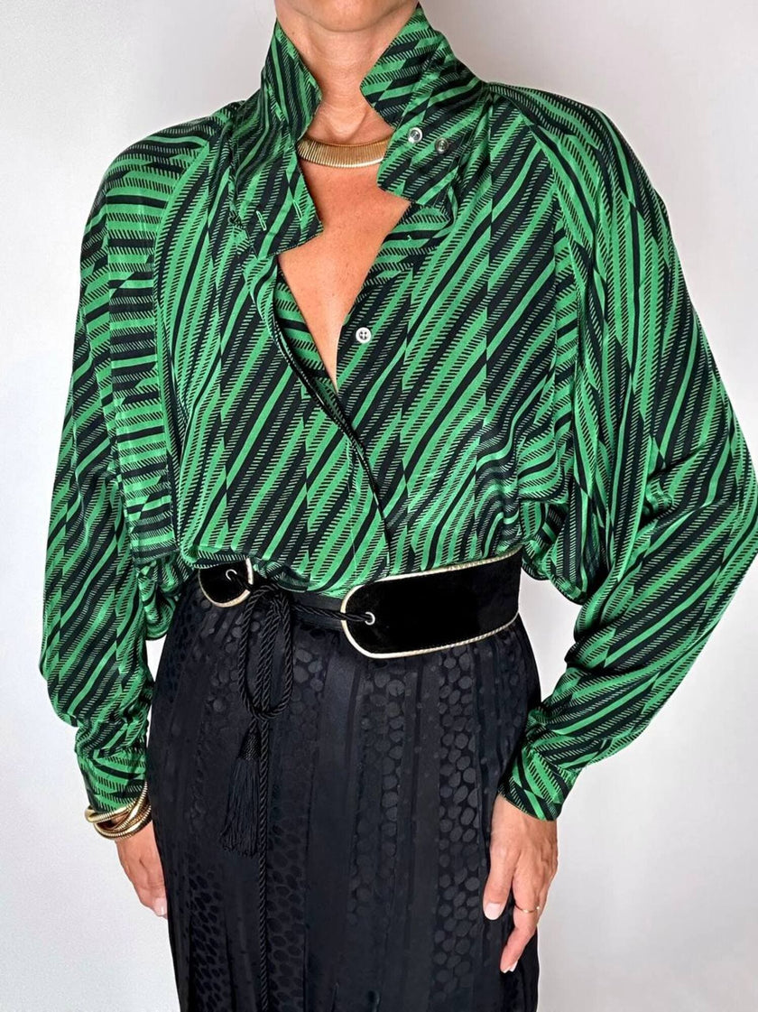 Camicia vintage in fresco di lana e seta verde smeraldo con fantasia grafica astratta