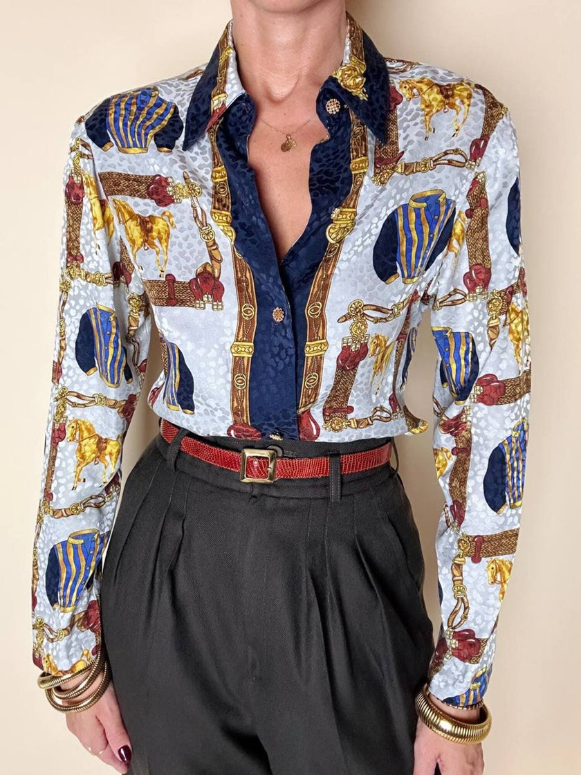 Camicia sartoriale in seta jacquard fantasia equestre barocca con bottoni gioiello dorati