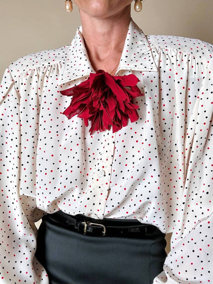 Spilla in tessuto rosso a forma di fiore “Alisy”