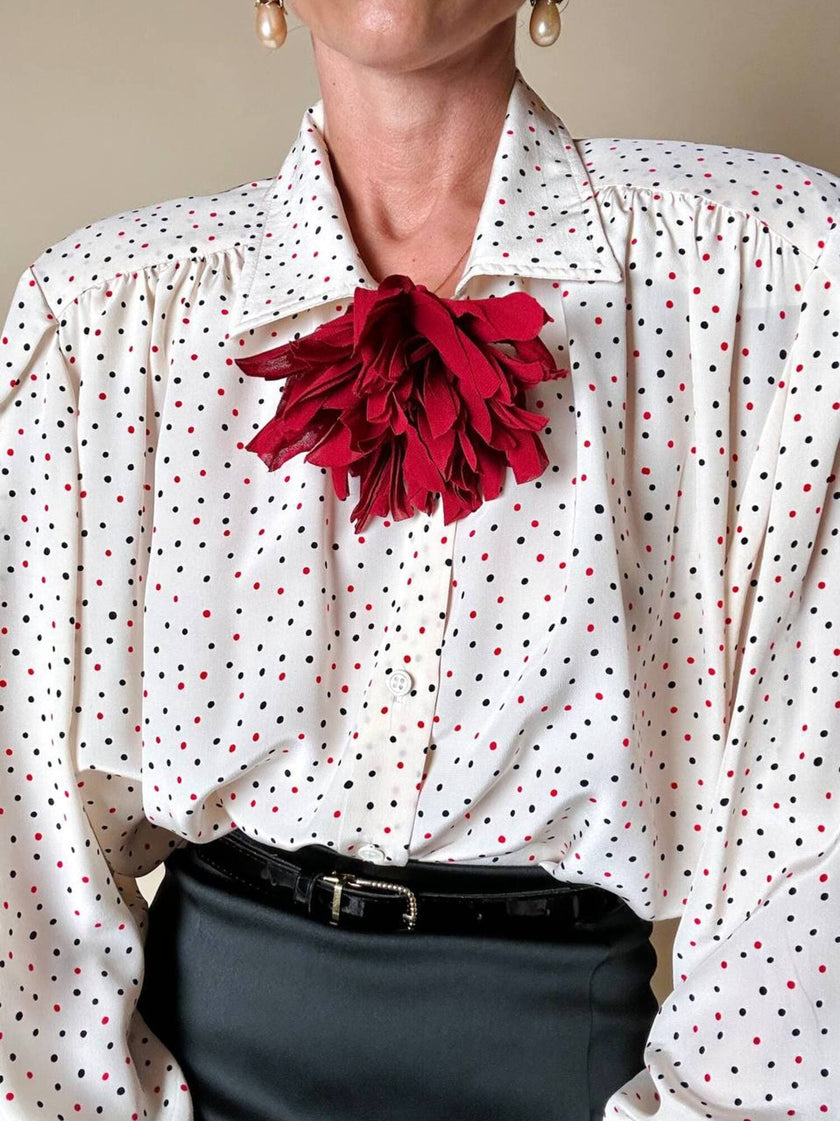 Spilla in tessuto rosso a forma di fiore “Alisy”
