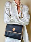 Borsa messenger in pelle nera stampata con profili cuoio “Yves Saint Laurent”