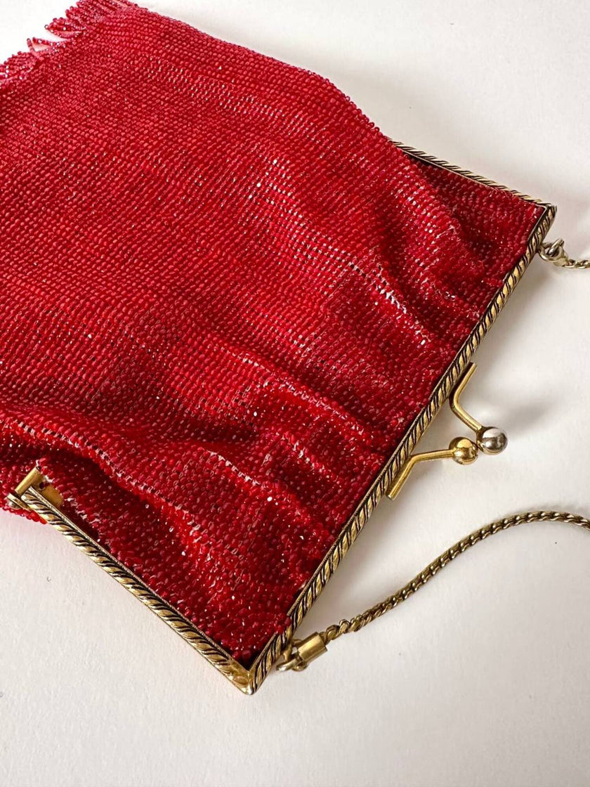 Borsetta vintage di perline rosse con frangia sul fondo