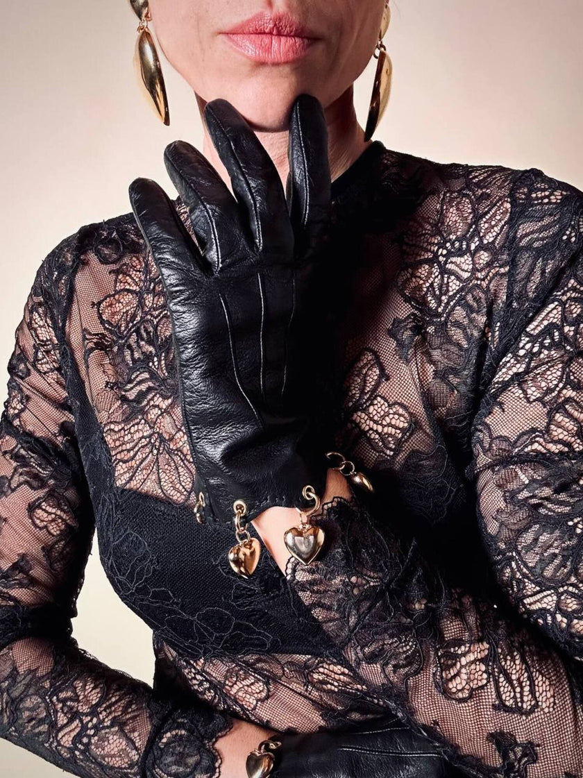 Guanti in pelle nera con charm dorati a forma di cuore “Sermoneta”