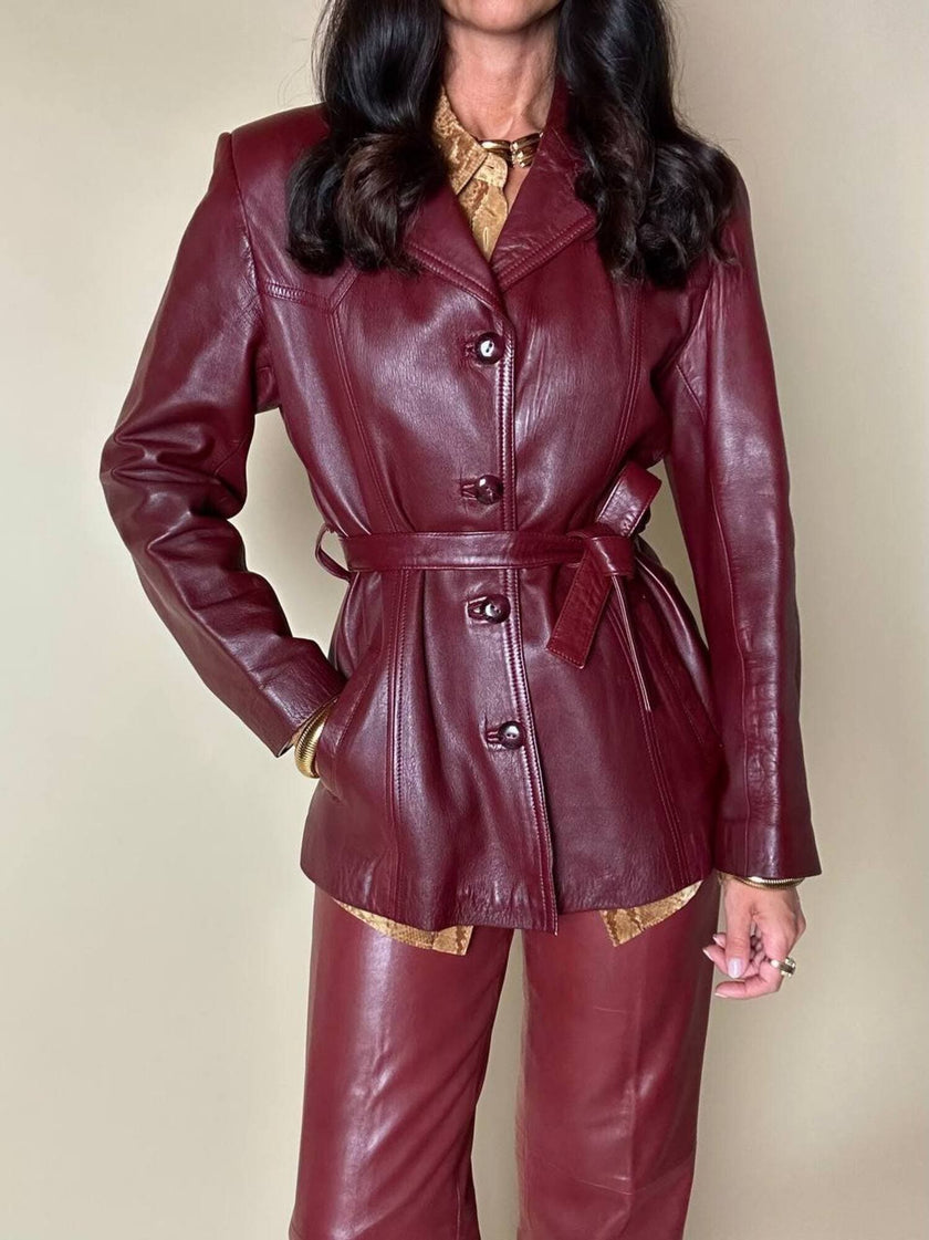 Giacca in pelle bordeaux con cintura in vita Tradition Of Quality Trade Mark Fashion Style