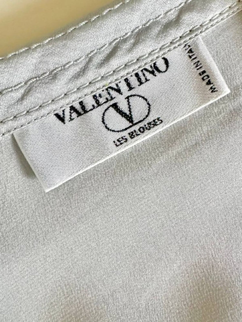 Camicia in raso di seta grigio perla con gemelli in madreperla “Valentino Garavani”