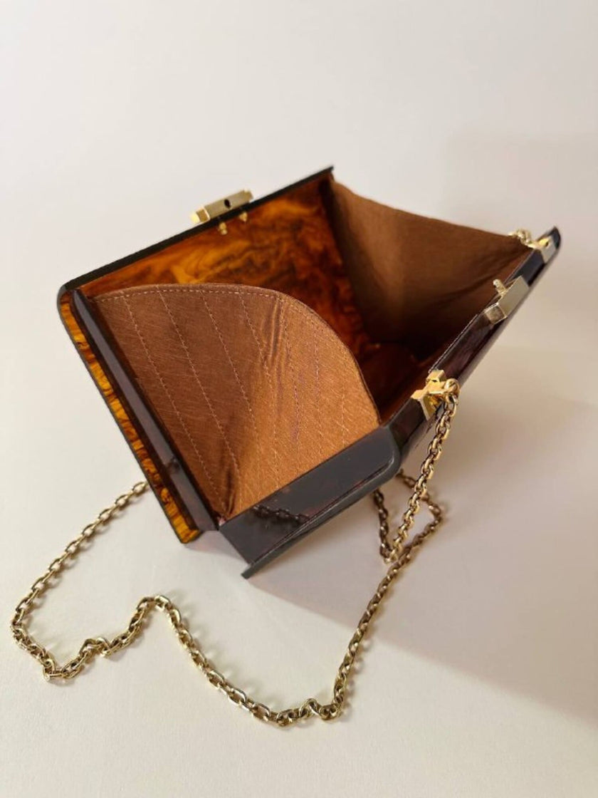 Bolso rígido Marie Antoinette de lucita con efecto carey y correa de cadena dorada