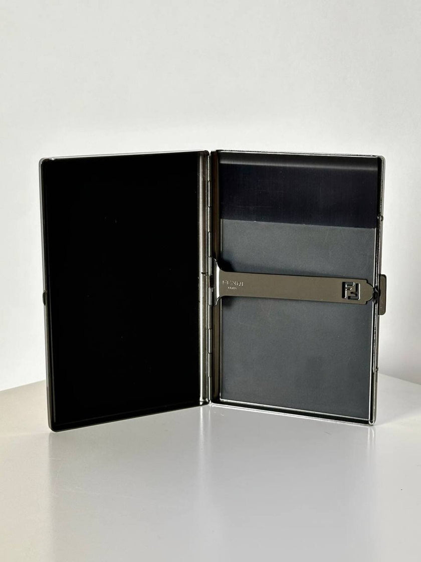 Porta sigarette-carte di credito-biglietti da visita vintage Fendi in metallo con motivo FF in smalto rosso